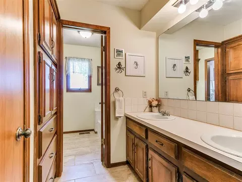 1050 S May Ave, Guthrie, OK 73044 photo 17