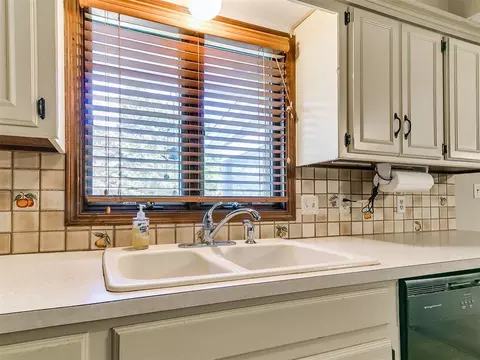 1050 S May Ave, Guthrie, OK 73044 photo 14