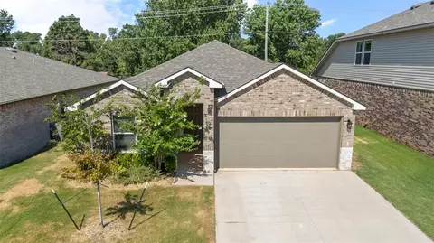 4401 Palmetto Bluff Dr, Mustang, OK 73064