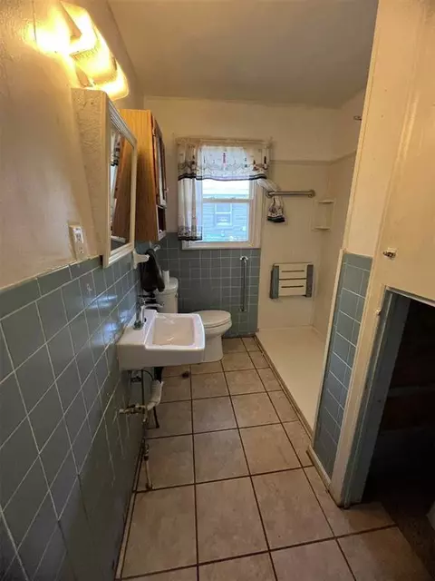 Bath - 1001 N Forrest St, Altus, OK 73521 photo 1 of 2