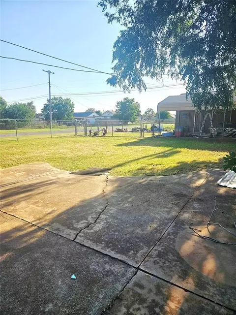 Exterior - 1001 N Forrest St, Altus, OK 73521 photo 2 of 3