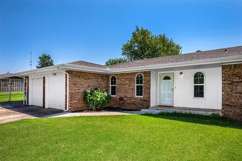 410 S Aqua Clear Dr, Mustang, OK 73064