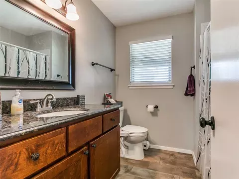 Bath - 2201 N Mueller Ave, Bethany, OK 73008 photo 3 of 3