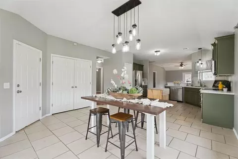 203 Oak Tree Ln, Midwest City, OK 73130