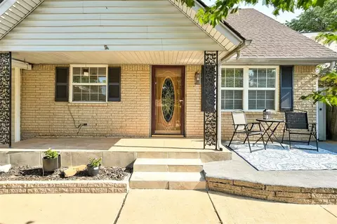 1041 NW 22nd St, Moore, OK 73160