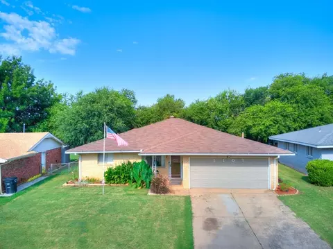 1107 Berwyck Dr, Moore, OK 73160