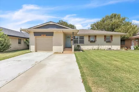 121 Elwood Dr, Edmond, OK 73013