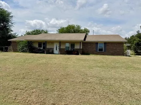 5704 Earl Dr, Shawnee, OK 74804
