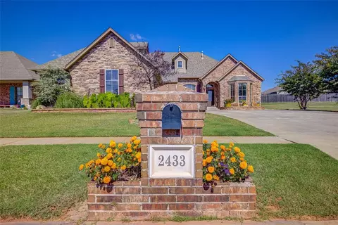 2433 SE 12th St, Moore, OK 73160