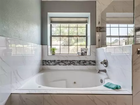 Bath - 5212 Deerhurst Dr, Norman, OK 73072 photo 3 of 5
