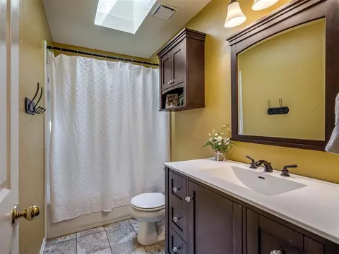 Bath - 5212 Deerhurst Dr, Norman, OK 73072 photo 5 of 5