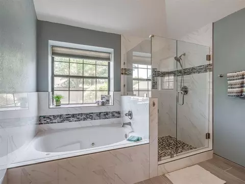 Bath - 5212 Deerhurst Dr, Norman, OK 73072 photo 2 of 5