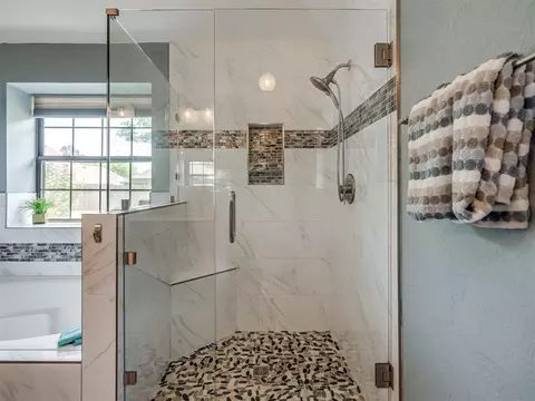 Bath - 5212 Deerhurst Dr, Norman, OK 73072 photo 4 of 5