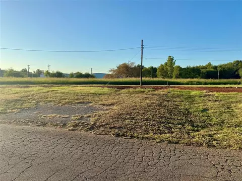 711 W Michigan Ave, Chickasha, OK 73018