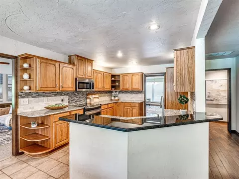 Kitchen - 2012 E Mistletoe Ln, Edmond, OK 73034 photo 1 of 4