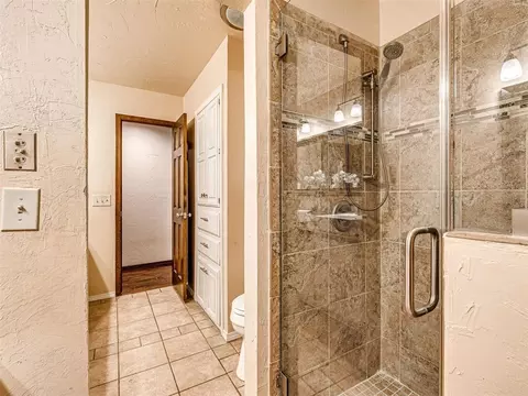 Bath - 2012 E Mistletoe Ln, Edmond, OK 73034 photo 7 of 8