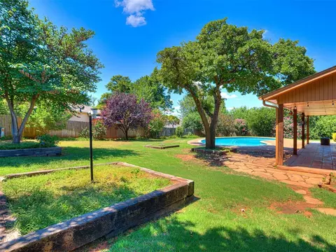 Exterior - 2012 E Mistletoe Ln, Edmond, OK 73034 photo 5 of 9