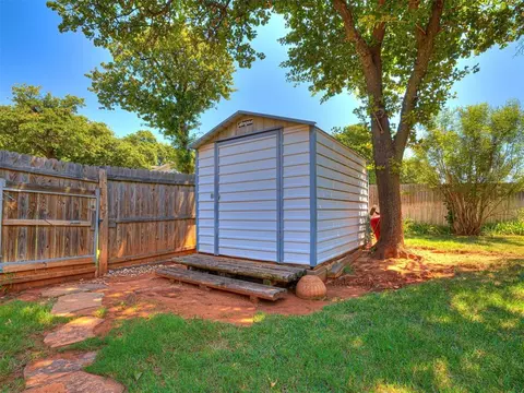 Exterior - 2012 E Mistletoe Ln, Edmond, OK 73034 photo 9 of 9