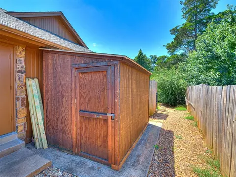Exterior - 2012 E Mistletoe Ln, Edmond, OK 73034 photo 8 of 9