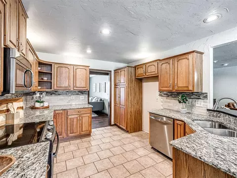 Kitchen - 2012 E Mistletoe Ln, Edmond, OK 73034 photo 3 of 4