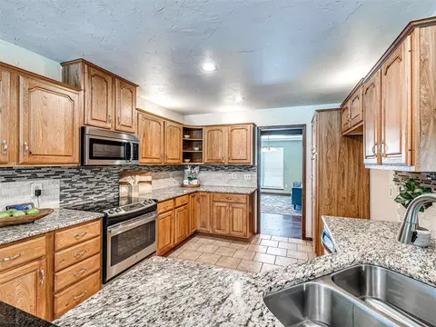 Kitchen - 2012 E Mistletoe Ln, Edmond, OK 73034 photo 2 of 4