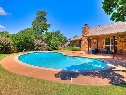 Exterior - 2012 E Mistletoe Ln, Edmond, OK 73034 photo 4 of 9