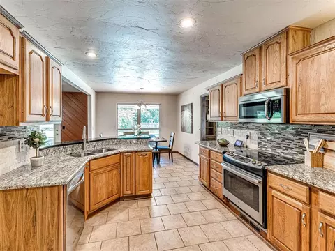 Kitchen - 2012 E Mistletoe Ln, Edmond, OK 73034 photo 4 of 4