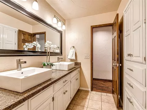 Bath - 2012 E Mistletoe Ln, Edmond, OK 73034 photo 8 of 8