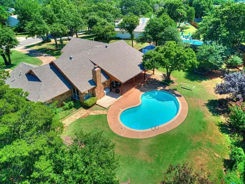 View/Area - 2012 E Mistletoe Ln, Edmond, OK 73034 photo 1 of 2