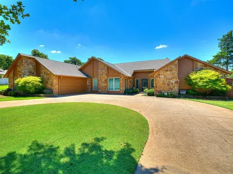 Exterior - 2012 E Mistletoe Ln, Edmond, OK 73034 photo 2 of 9