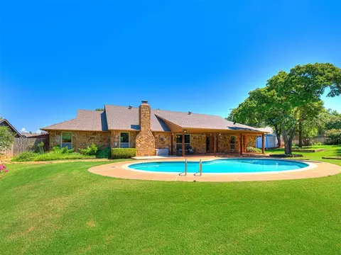 Exterior - 2012 E Mistletoe Ln, Edmond, OK 73034 photo 6 of 9