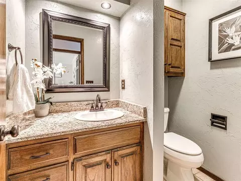 Bath - 2012 E Mistletoe Ln, Edmond, OK 73034 photo 4 of 8