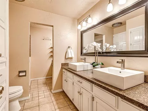 Bath - 2012 E Mistletoe Ln, Edmond, OK 73034 photo 5 of 8