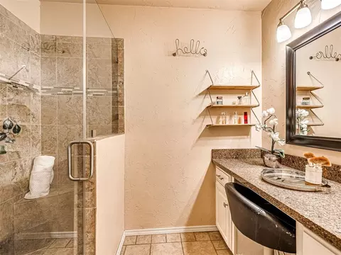 Bath - 2012 E Mistletoe Ln, Edmond, OK 73034 photo 6 of 8