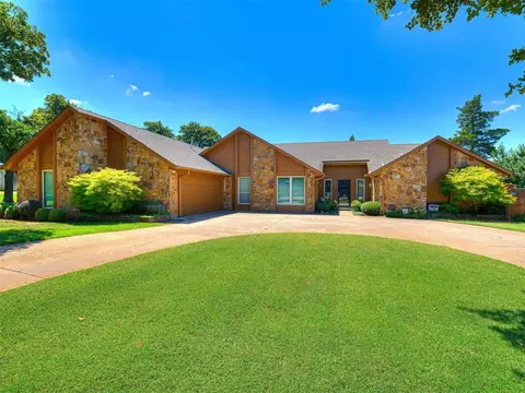 Exterior - 2012 E Mistletoe Ln, Edmond, OK 73034 photo 3 of 9