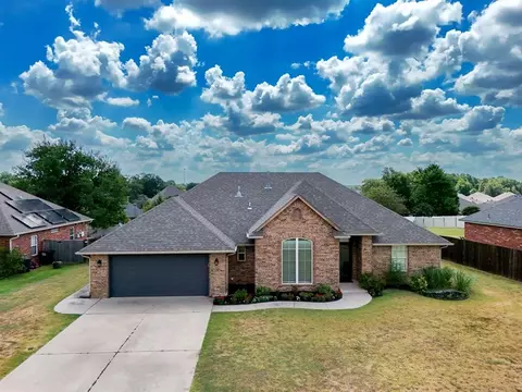 1809 Hunters Ridge Dr, Shawnee, OK 74804