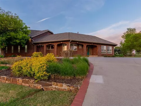 2105 SE 3rd St, Moore, OK 73160