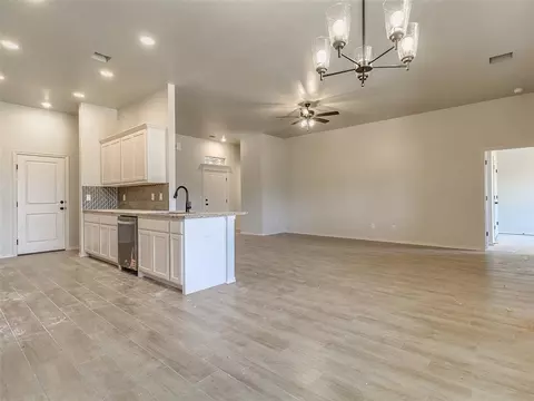 Living - 15951 Pecan Rd, Mcloud, OK 74851 photo 4 of 5