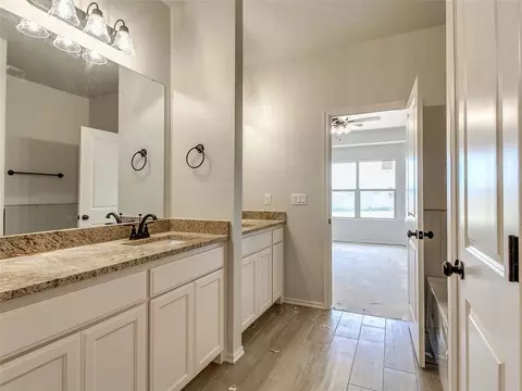 Bath - 15951 Pecan Rd, Mcloud, OK 74851 photo 3 of 6