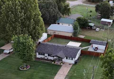 216 S Apache St, Binger, OK 73009 photo 2
