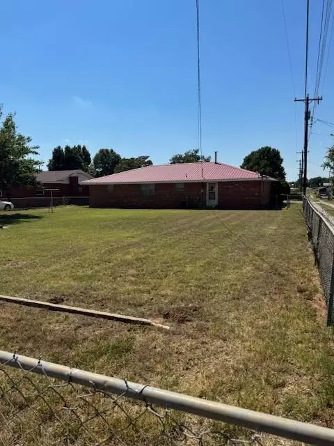 610 N Locust St, Seiling, OK 73663 photo 2
