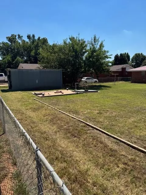 610 N Locust St, Seiling, OK 73663 photo 3
