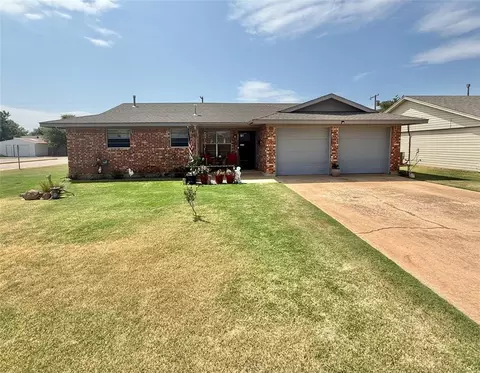 932 Hazel St, Altus, OK 73521 photo 1