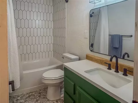 Bath - 205 Duffee Ave, Eufaula, OK 74432 photo 1 of 2