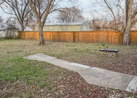 Exterior - 205 Duffee Ave, Eufaula, OK 74432 photo 3 of 4
