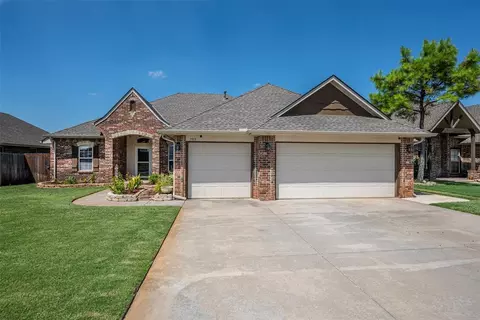 2913 Alethea Dr, Moore, OK 73160