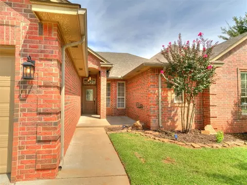 84 Kimberly Dr, Edmond, OK 73003