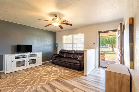 626 E Benton Ave, Sayre, OK 73662 photo 5