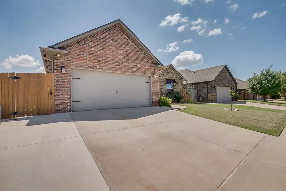 Exterior - 928 NW 191st St, Edmond, OK 73012 photo 3 of 5