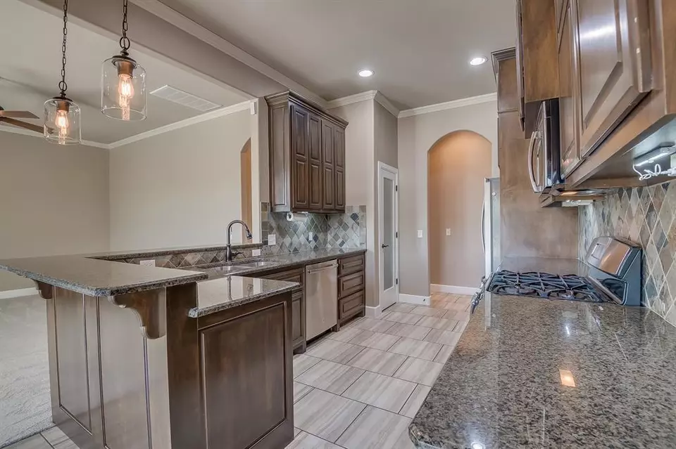Kitchen - 928 NW 191st St, Edmond, OK 73012 photo 3 of 5